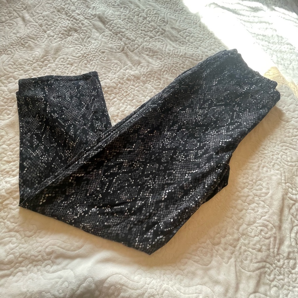 Issac Mizrahi Live 24/7 stretch size 16 reptile print grey/white/blk pants.
